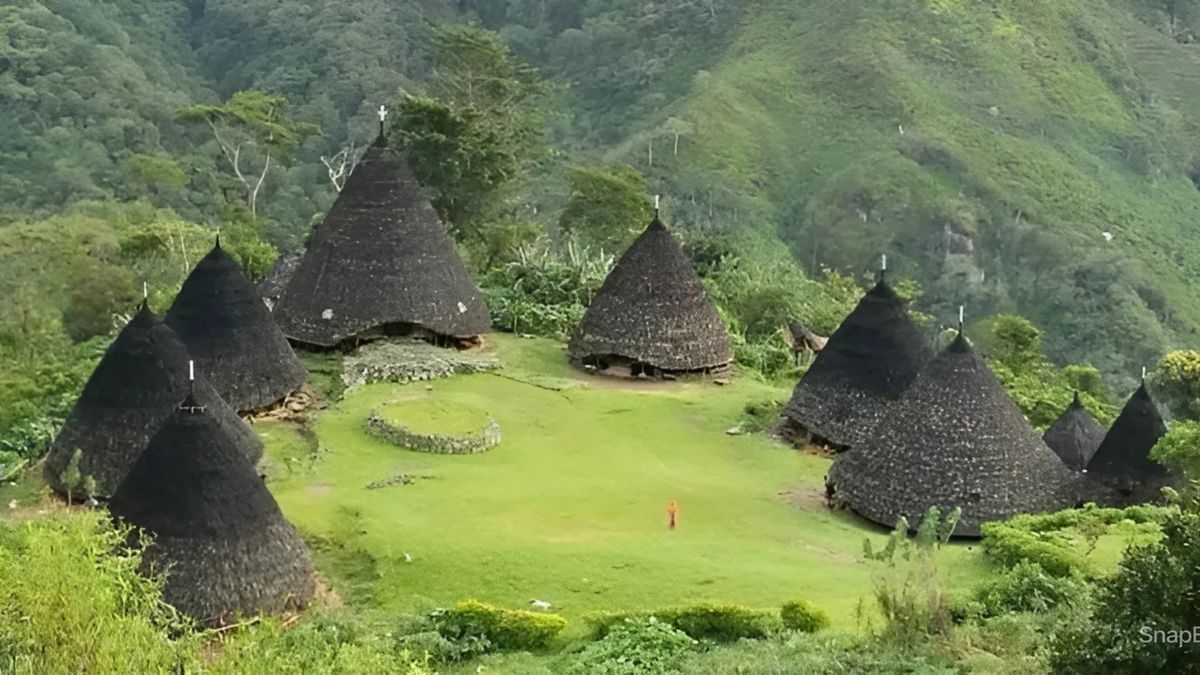 Menjelajahi Keindahan Tersembunyi di Desa Wae Rebo, Flores